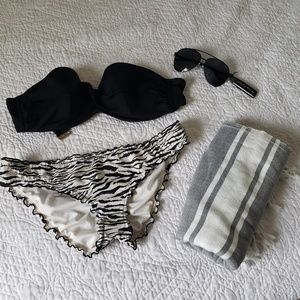 VS Ruffle Cheeky bikini bottom